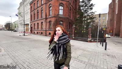 Pampublikong pickup: ang magandang babae ay na-fucked para sa isang iPhone at makakakuha ng cum sa kanyang puki. CleoModel